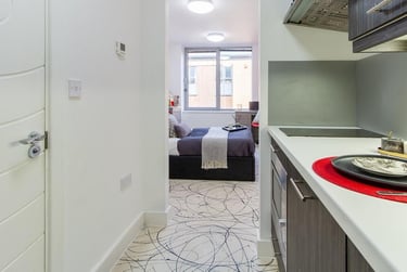 1 bed studio, Queens Terrace, City Centre, Southampton, SO143LR - Image 2